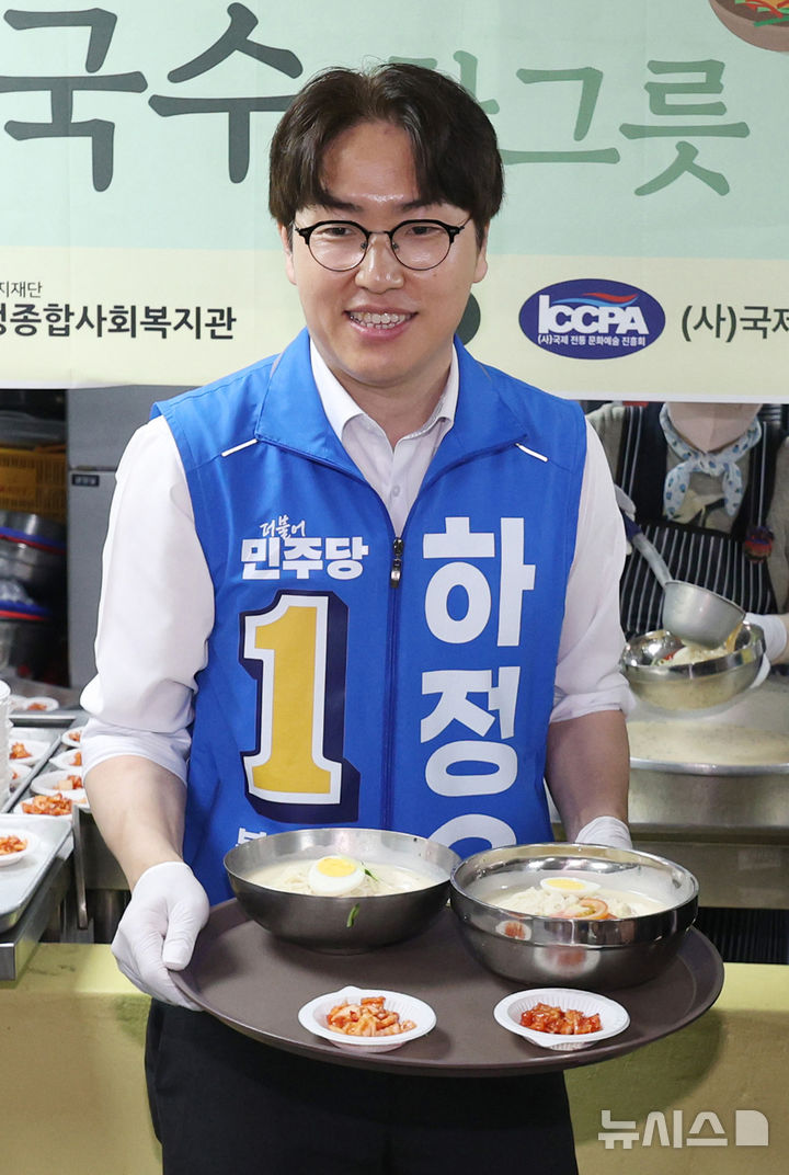 [부산=뉴시스] 김진아 기자 = 제9회 전국동시지방선거 및 국회의원 재·보궐선거의 공식 선거운동이 시작된 21일 하정우 더불어민주당 부산 북구갑 국회의원 보궐선거 후보가 부산 북구 남산정복지관에서 열린 콩국수 나눔행사에서 콩국수를 나르고 있다. 2026.05.21. bluesoda@newsis.com