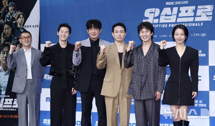 [서울=뉴시스] 김혜진 기자 = 한동화 감독(왼쪽부터), 배우 이학주, 허성태, 오정세, 신하균, 김신록이 21일 오후 서울 마포구 MBC에서 열린 금토드라마 '오십프로' 제작발표회에서 포즈를 취하고 있다. 2026.05.21. jini@newsis.com