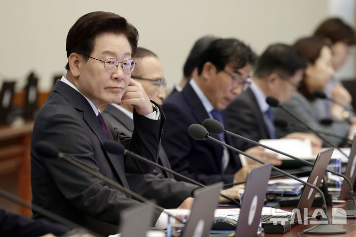 [서울=뉴시스] 최동준 기자 = 이재명 대통령이 21일 청와대에서 수석보좌관회의를 주재하고 있다. 2026.05.21. photocdj@newsis.com