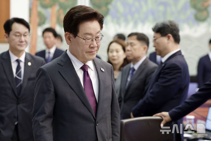 [서울=뉴시스] 최동준 기자 = 이재명 대통령이 21일 청와대에서 열린 수석보좌관회의에 입장하고 있다. 2026.05.21. photocdj@newsis.com