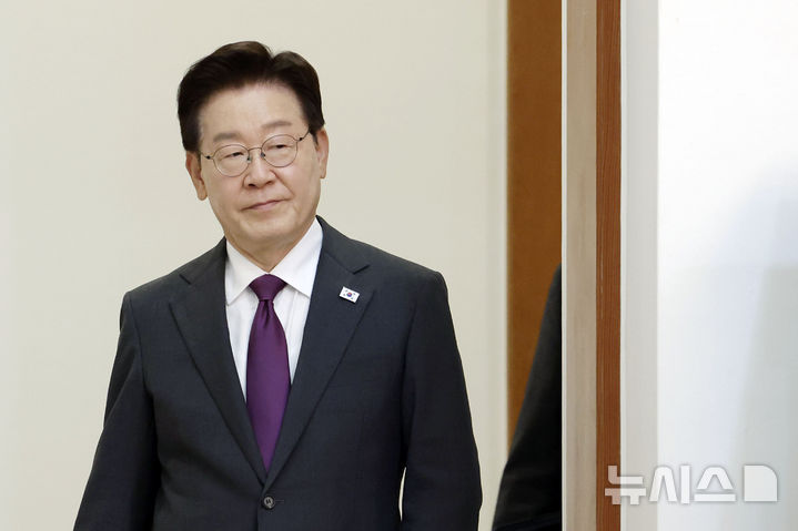 [서울=뉴시스] 최동준 기자 = 이재명 대통령이 21일 청와대에서 열린 수석보좌관회의에 입장하고 있다. 2026.05.21. photocdj@newsis.com