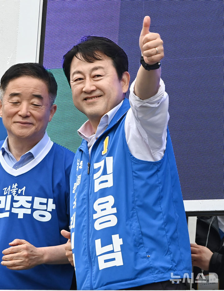 [평택=뉴시스] 김종택기자 = 경기 평택을 국회의원 재선거에 출마한 김용남 더불어민주당 후보가 21일 경기 평택시 안중읍 안중시장에서 열린 공식선거운동 출정식에서 지지를 호소하고 있다. 2026.05.21. jtk@newsis.com