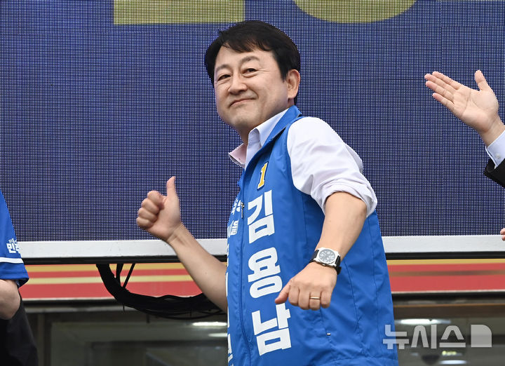 [평택=뉴시스] 김종택기자 = 경기 평택을 국회의원 재선거에 출마한 김용남 더불어민주당 후보가 21일 경기 평택시 안중읍 안중시장에서 열린 공식선거운동 출정식에서 지지를 호소하고 있다. 2026.05.21. jtk@newsis.com