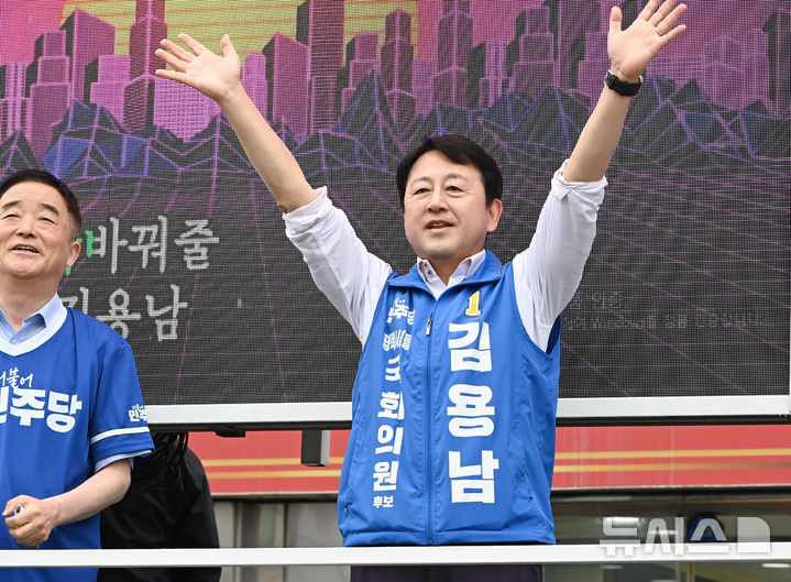 [평택=뉴시스] 김종택기자 = 경기 평택을 국회의원 재선거에 출마한 김용남 더불어민주당 후보가 지난 21일 경기 평택시 안중읍 안중시장에서 열린 공식선거운동 출정식에서 지지를 호소하고 있다. 2026.05.21. jtk@newsis.com