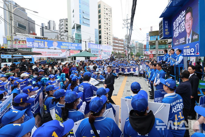 [서울=뉴시스] 권창회 기자 = 정원오 더불어민주당 서울시장 후보가 21일 서울 광진구 자양사거리에서 지지호소를 하고 있다. 2026.05.21. kch0523@newsis.com