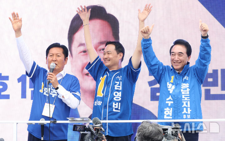 [공주=뉴시스] 강종민 기자 = 정청래 더불어민주당 대표가 21일 충남 공주 산성시장을 찾아 김영빈 국회의원 보궐선거 공주·부여·청양군 후보, 박수현 충남지사 후보와 지지를 호소하고 있다 2026.05.21. ppkjm@newsis.com