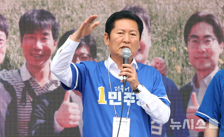 [공주=뉴시스] 강종민 기자 = 정청래 더불어민주당 대표가 21일 충남 공주 산성시장을 찾아 유권자들을 향해 지지를 호소하고 있다 2026.05.21. ppkjm@newsis.com