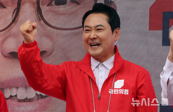[공주=뉴시스] 강종민 기자 = 장동혁 국민의힘 대표가 21일 충남 공주 산성시장을 찾아 민주당 심판을 외치고 있다 2026.05.21. ppkjm@newsis.com