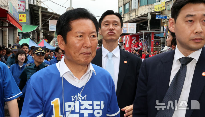 [공주=뉴시스] 강종민 기자 = 6·3 지방선거 공식 선거운동 첫날인 21일 충남 공주 산성시장을 찾은 정청래 더불어민주당 대표가 장동혁 국민의힘 대표 지원유세 현장을 지나치고 있다 2026.05.21. ppkjm@newsis.com