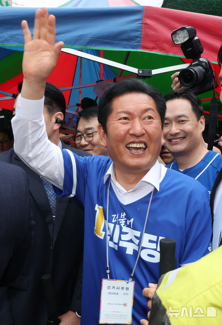 [공주=뉴시스] 강종민 기자 = 6·3 지방선거 공식 선거운동 첫날인 21일 충남 공주 산성시장을 찾은 정청래 더불어민주당 대표가 지원유세 중인 장동혁 국민의힘 대표를 향해 손을 흔들고 있다 2026.05.21. ppkjm@newsis.com