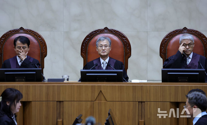 [서울=뉴시스] 홍효식 기자 = 조희대 대법원장을 비롯한 대법관들이 21일 서울 서초구 대법원에서 열린 HD현대중공업 원청 사용자성 쟁점 단체교섭 청구와 두피·서화 문신 시술 관련 무면허 의료행위 등 전원합의체 선고에 참석하고 있다. 2026.05.21. yesphoto@newsis.com