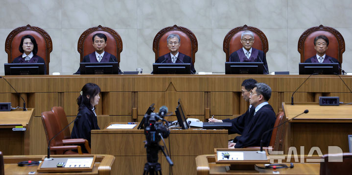 [서울=뉴시스] 홍효식 기자 = 조희대 대법원장을 비롯한 대법관들이 21일 서울 서초구 대법원에서 열린 HD현대중공업 원청 사용자성 쟁점 단체교섭 청구와 두피·서화 문신 시술 관련 무면허 의료행위 등 전원합의체 선고에 참석하고 있다. 2026.05.21. yesphoto@newsis.com