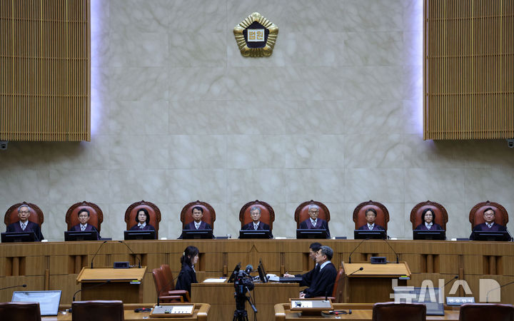 [서울=뉴시스] 홍효식 기자 = 조희대 대법원장을 비롯한 대법관들이 21일 서울 서초구 대법원에서 열린 HD현대중공업 원청 사용자성 쟁점 단체교섭 청구와 두피·서화 문신 시술 관련 무면허 의료행위 등 전원합의체 선고에 참석하고 있다. 2026.05.21. yesphoto@newsis.com