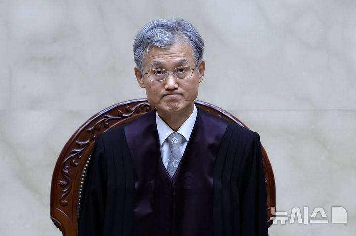 [서울=뉴시스] 홍효식 기자 = 조희대 대법원장이 21일 서울 서초구 대법원에서 열린 HD현대중공업 원청 사용자성 쟁점 단체교섭 청구와 두피·서화 문신 시술 관련 무면허 의료행위 등 전원합의체 선고에 참석하고 있다. 2026.05.21. yesphoto@newsis.com