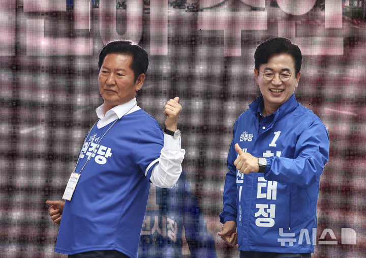 [대전=뉴시스] 김금보 기자 = 정청래(왼쪽) 더불어민주당 대표와 허태정 대전시장 후보자가 21일 오후 대전 중구 으느정이 문화의거리에서 춤을 추며 선거 유세를 하고 있다. 2026.05.21. kgb@newsis.com
