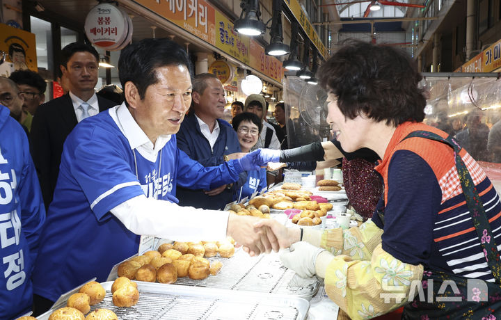 [대전=뉴시스] 김금보 기자 = 정청래(왼쪽) 더불어민주당 대표가 21일 오후 대전 동구 중앙시장에서 선거 유세를 하고 있다. 2026.05.21. kgb@newsis.com