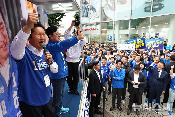 [대전=뉴시스] 김금보 기자 = 정청래 더불어민주당 대표가 21일 오후 대전 중구 으능정이 문화의거리에서 열린 허태정 대전시장 후보를 비롯한 지역 후보 지원 유세에서 지지발언을 하고 있다. 2026.05.21. kgb@newsis.com
