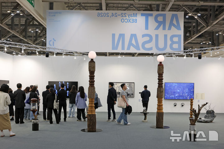 [부산=뉴시스] 박진희 기자 = ‘아트부산 2026’ VIP 프리뷰가 열린 21일 부산 해운대구 벡스코(BEXCO) 전시장을 찾은 관람객들이 전시 작품을 살펴보고 있다. 올해 15주년 맞는 '아트부산'에는 18개국 107개 갤러리가 참여한다. 2026.05.21. pak7130@newsis.com