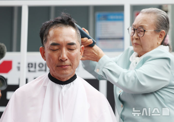 [부산=뉴시스] 김진아 기자 = 제9회 전국동시지방선거 및 국회의원 재·보궐선거의 공식 선거운동이 시작된 21일 국민의힘 박민식 부산 북구갑 국회의원 보궐선거 후보가 부산 북구 구포시장 앞에서 열린 출정식에서 삭발을 하고 있다. 2026.05.21. bluesoda@newsis.com