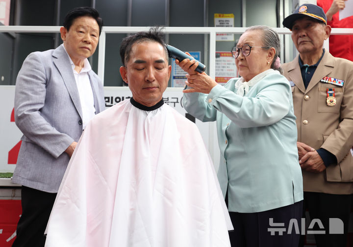 [부산=뉴시스] 김진아 기자 = 제9회 전국동시지방선거 및 국회의원 재·보궐선거의 공식 선거운동이 시작된 21일 박민식 국민의힘 부산 북구갑 국회의원 보궐선거 후보가 부산 북구 구포시장 앞에서 열린 출정식에서 삭발을 하고 있다. 2026.05.21. bluesoda@newsis.com