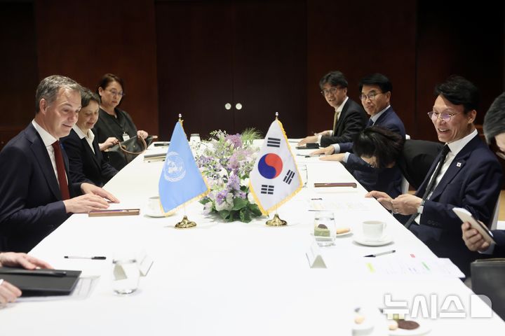 [서울=뉴시스] 김선웅 기자 = 김민석 국무총리가 21일 서울 종로구 정부서울청사에서 알렉산더 더 크루 유엔개발계획 총재와 면담하고 있다. (사진=총리실 제공) 2026.05.21. photo@newsis.com *재판매 및 DB 금지