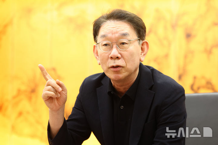 [서울=뉴시스] 황준선 기자 = 전봉희 국가유산위원장이 21일 서울 종로구 국립고궁박물관에서 뉴시스와 인터뷰 하고 있다. 2026.05.21. hwang@newsis.com