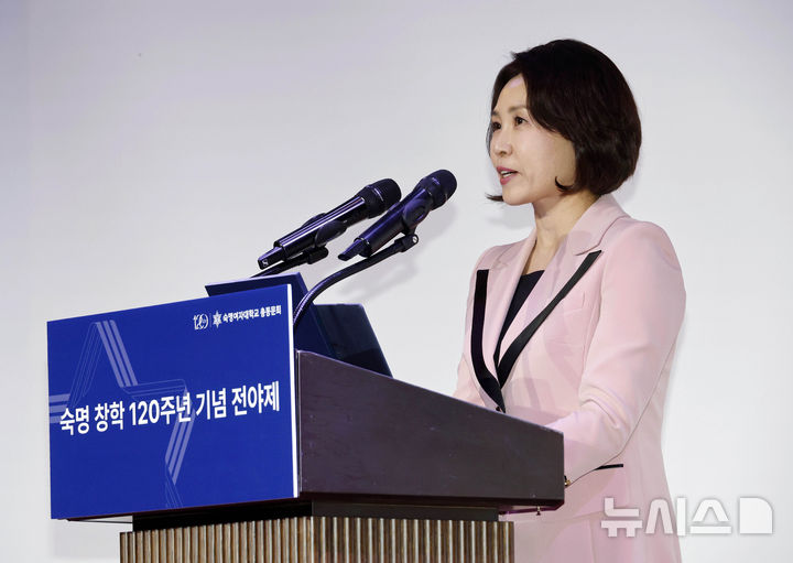 [서울=뉴시스] 최동준 기자 = 김혜경 여사가 21일 서울 강남구 한 호텔에서 열린 숙명 창학 120주년 기념 전야제에서 인사말을 하고 있다. 2026.05.21. photocdj@newsis.com