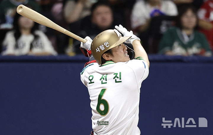 [서울=뉴시스] 정병혁 기자 = 21일 서울 구로구 고척스카이돔에서 열린 2026 KBO 리그 SSG 랜더스와 키움 히어로즈의 경기, 3회말 2사 주자없는 상황 키움 오선진이 안타를 치고 있다. 2026.05.21. jhope@newsis.com
