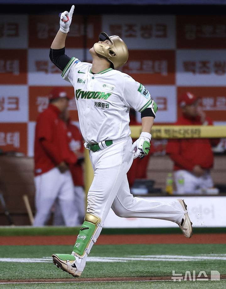 [서울=뉴시스] 정병혁 기자 = 21일 서울 구로구 고척스카이돔에서 열린 2026 KBO 리그 SSG 랜더스와 키움 히어로즈의 경기, 3회말 1사 만루 상황 키움 김건희가 만루 홈런을 친 뒤 그라운드를 돌며 기뻐하고 있다. 2026.05.21. jhope@newsis.com