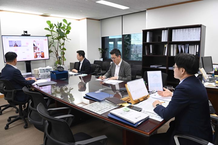 [서울=뉴시스] 김정관 산업통상부 장관이 지난달 21일 종로구 정부서울청사에서 수하일 모하메드 알 마즈루이 아랍에미리트(UAE) 에너지인프라부 장관과 화상회의를 하고 있다. (사진=산업통상부 제공) 2026.05.21. photo@newsis.com *재판매 및 DB 금지
