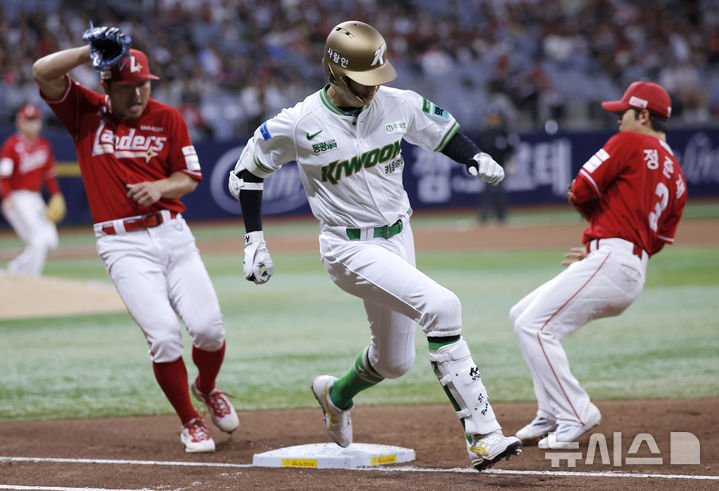 [서울=뉴시스] 정병혁 기자 = 21일 서울 구로구 고척스카이돔에서 열린 2026 KBO 리그 SSG 랜더스와 키움 히어로즈의 경기, 7회말 무사 주자없는 상황 키움 박주홍 번트안타 때 SSG 투수 한두솔과 2루수 정준재가 1루 베이스로 뛰고 있다. 2026.05.21. jhope@newsis.com
