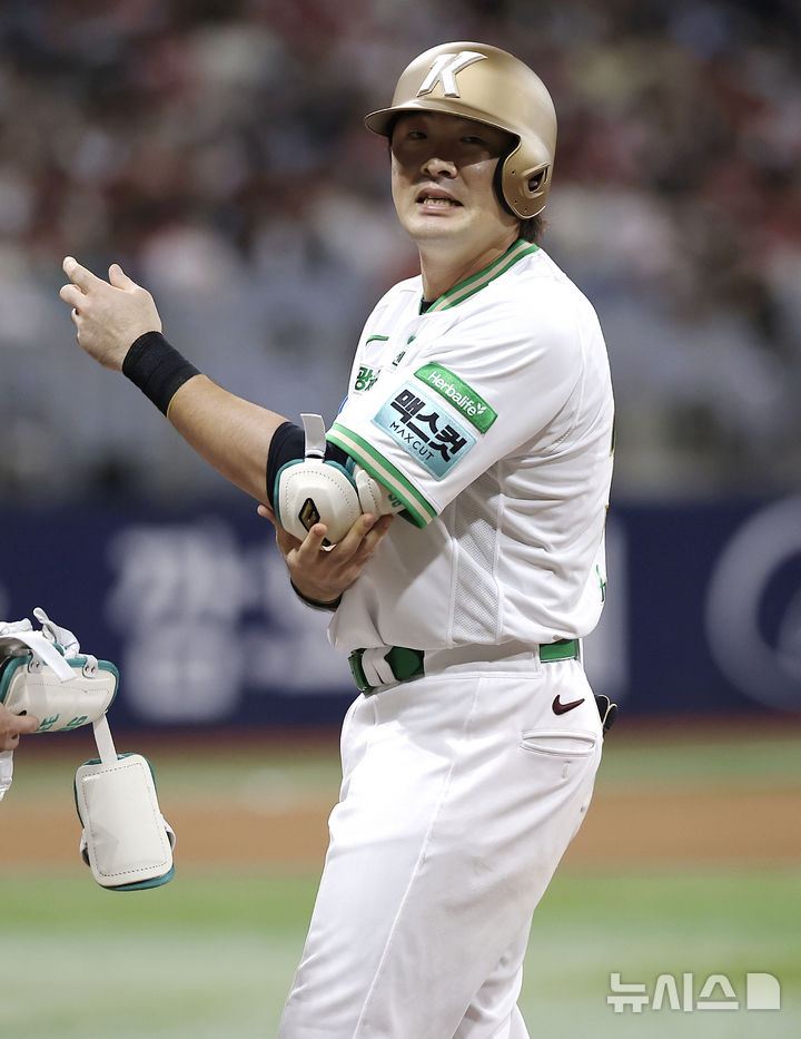 [서울=뉴시스] 정병혁 기자 = 21일 서울 구로구 고척스카이돔에서 열린 2026 KBO 리그 SSG 랜더스와 키움 히어로즈의 경기, 7회말 1사 1, 2루 상황 키움 이형종이 1타점 적시타를 친 뒤 베이스를 밟고 있다. 2026.05.21. jhope@newsis.com