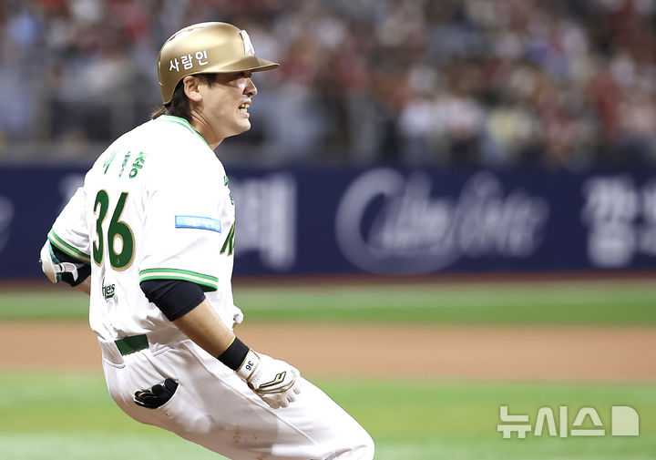 [서울=뉴시스] 정병혁 기자 = 21일 서울 구로구 고척스카이돔에서 열린 2026 KBO 리그 SSG 랜더스와 키움 히어로즈의 경기, 7회말 1사 1, 2루 상황 키움 이형종이 1타점 적시타를 친 뒤 베이스로 향하고 있다. 2026.05.21. jhope@newsis.com