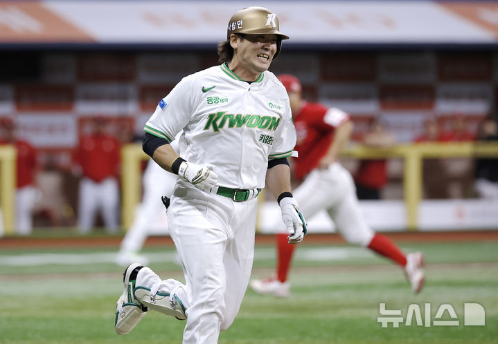 [서울=뉴시스] 정병혁 기자 = 21일 서울 구로구 고척스카이돔에서 열린 2026 KBO 리그 SSG 랜더스와 키움 히어로즈의 경기, 7회말 1사 1, 2루 상황 키움 이형종이 1타점 적시타를 친 뒤 베이스로 향하고 있다. 2026.05.21. jhope@newsis.com