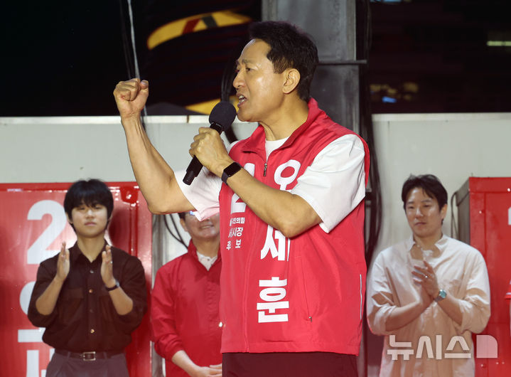 [서울=뉴시스] 배훈식 기자 = 오세훈 국민의힘 서울시장 후보가 21일 오후 서울 중구 청계광장에서 열린 제9회 전국동시지방선거 출정식에서 지지를 호소하고 있다. 2026.05.21. dahora83@newsis.com