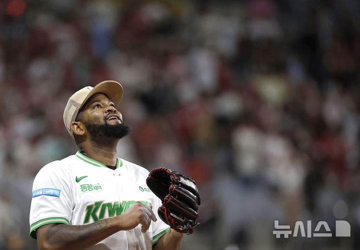 [서울=뉴시스] 정병혁 기자 = 21일 서울 구로구 고척스카이돔에서 열린 2026 KBO 리그 SSG 랜더스와 키움 히어로즈의 경기, 8회초 2사 주자없는 상황 SSG 김정민을 아웃시키며 이닝을 마친 키움 선발 알칸타라가 기뻐하고 있다. 2026.05.21. jhope@newsis.com