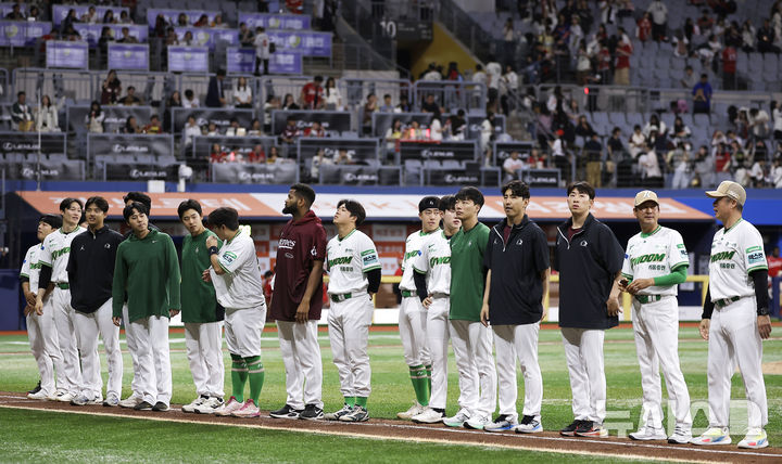 [서울=뉴시스] 정병혁 기자 = 21일 서울 구로구 고척스카이돔에서 열린 2026 KBO 리그 SSG 랜더스와 키움 히어로즈의 경기, 6-0으로 승리한 키움 선수들이 팬들에게 인사하고 있다. 2026.05.21. jhope@newsis.com