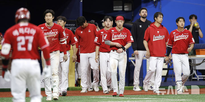 [서울=뉴시스] 정병혁 기자 = 21일 서울 구로구 고척스카이돔에서 열린 2026 KBO 리그 SSG 랜더스와 키움 히어로즈의 경기, 6-0으로 패배한 SSG 선수들이 아쉬워하고 있다. 2026.05.21. jhope@newsis.com