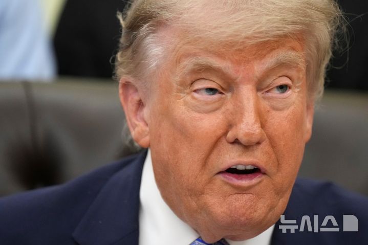 [워싱턴=AP/뉴시스]도널드 트럼프 미국 대통령이 21일(현지 시간) 백악관 집무실에서 취재진 질문에 답하고 있다. 2026.05.22.