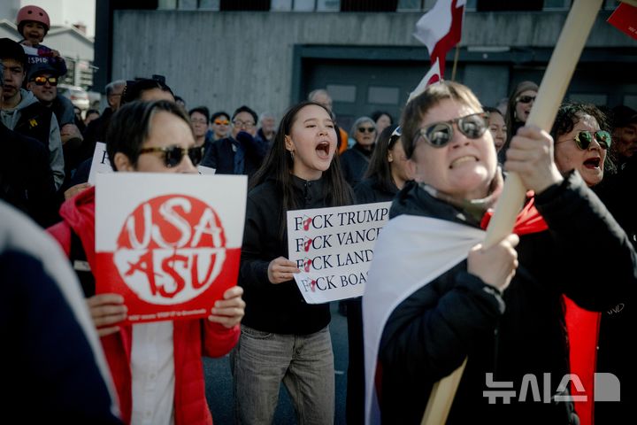 [누크=AP/뉴시스] 그린란드 수도 누크에서 미국 영사관 신축 건물 개관을 반대하는 주민들이 지난 5월22일(현지시삭) 도널드 트럼프 미 대통령을 욕하는 손팻말 등을 들고 시위하고 있다. 트럼프가 18일 그린란드 주둔 미군을 확대하는데 덴마크와 합의했다고 밝혔다. 2026.9.19.