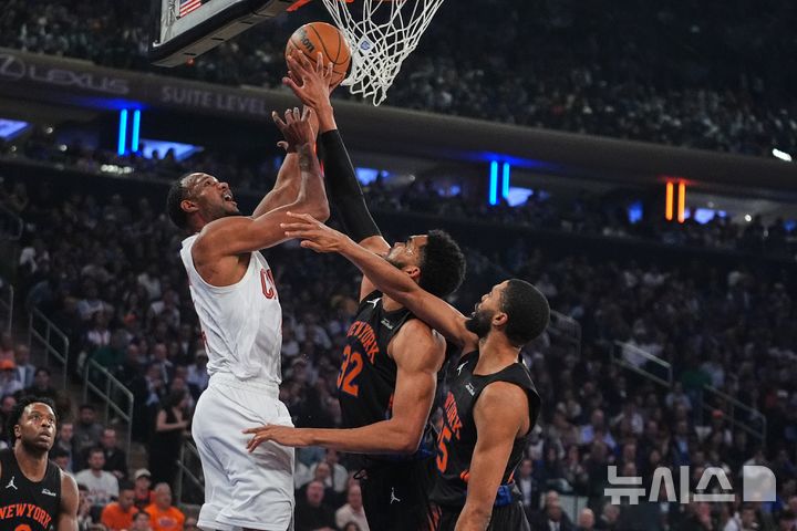 [뉴욕=AP/뉴시스] 미국프로농구(NBA) 뉴욕 닉스의 칼앤서니 타운스(가운데). 2026.05.21.