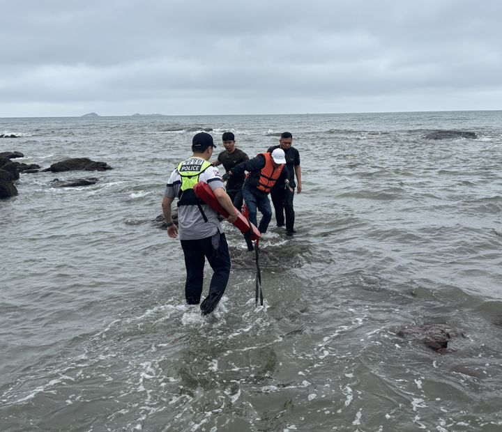 변산마실길 갯바위 고립자 안전 구조(사진=부안해경 제공) *재판매 및 DB 금지
