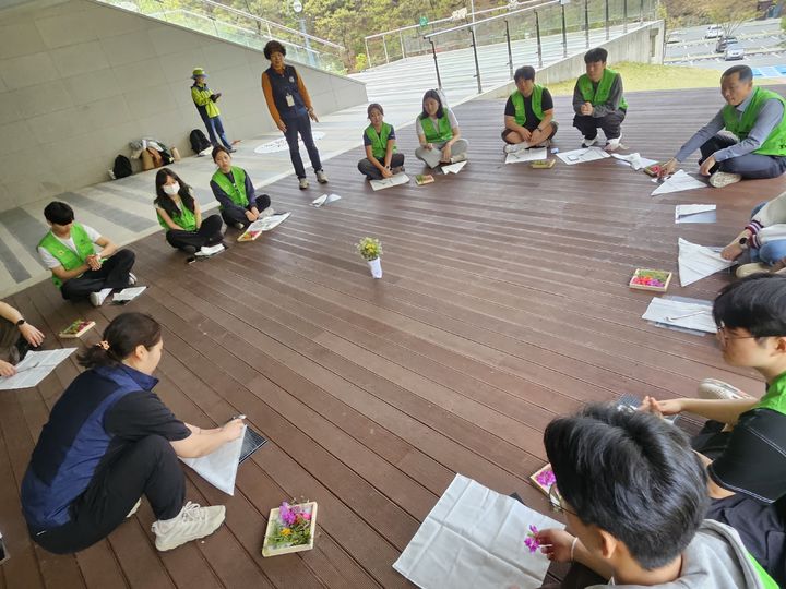 [구미=뉴시스] 자연물을 활용한 작품 만들기 체험. (사진=경운대 제공) 2026.05.22 photo@newsis.com *재판매 및 DB 금지