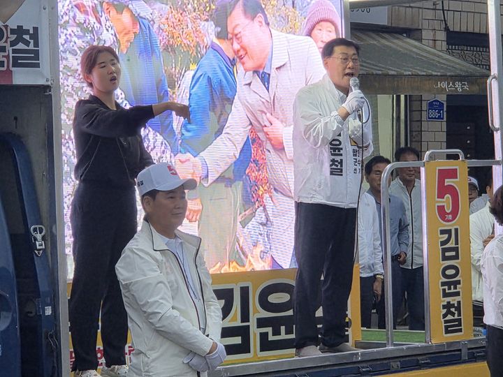 [합천=뉴시스] 무소속 김윤철 합천군수 후보가 지난 21일 오후 합천 시외버스터미널 앞에서 출정식을 가졌다 (사진=선거사무소 제공) 2026. 05. 22. photo@newsis.com *재판매 및 DB 금지