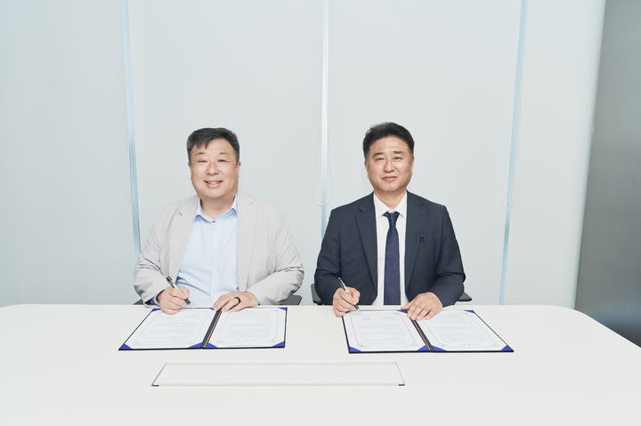 김기석 비트플래닛 부사장(왼쪽)과 이광호 백년가게협동조합연합회장이 업무협약서에 서명하고 있다. (사진=비트플래닛) *재판매 및 DB 금지
