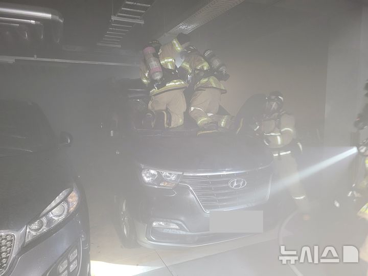 [김포=뉴시스] 소방관들이 경기 김포 마산동 소재 아파트 지하주차장에서 발생한 차량 화재를 진압하고 있다. (사진=경기도소방재난본부 제공) 2026.05.22. photo@newsis.com