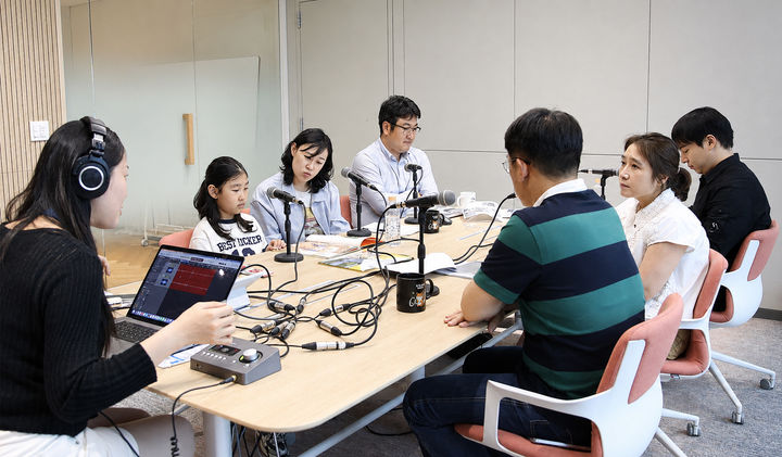 GS리테일이 국제구호개발 NGO '희망친구 기아대책'과 손잡고 GS리테일 임직원이 직접 참여하는 목소리 기부 봉사활동을 펼쳤다고 22일 밝혔다. *재판매 및 DB 금지