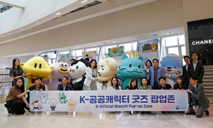 [서울=뉴시스] 21일 오후 서울시 송파구 롯데면세점 월드타워점에서 관세청과 롯데면세점 주요 관계자들이 ‘K-공공캐릭터 굿즈 팝업존’ 개장식 후 기념촬영을 하고 있는 모습. (사진=롯데면세점 제공) 2026.05.22. photo@newsis.com *재판매 및 DB 금지