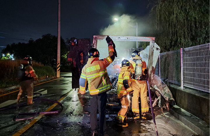 [경산=뉴시스] 경북 경산 차량 화재. (사진=경북소방본부 제공) 2026.05.22. photo@newsis.com *재판매 및 DB 금지