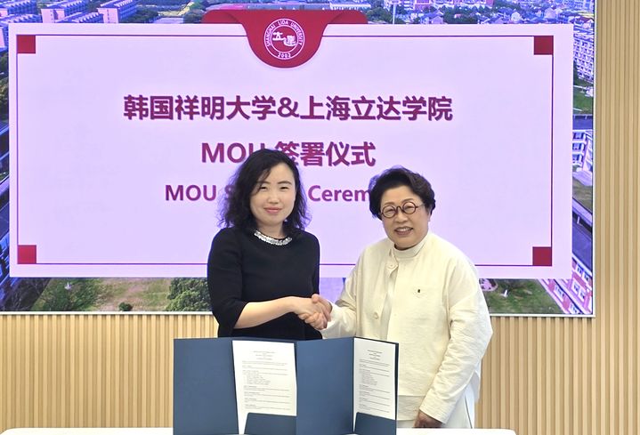 [서울=뉴시스] 동샨샨(왼쪽) 상해리다대 부총장과 김종희 상명대 총장이 20일 진행된 교류협정 협약식에서 기념 사진을 촬영하고 있다. (사진=상명대 제공) 2026.05.22. photo@newsis.com *재판매 및 DB 금지